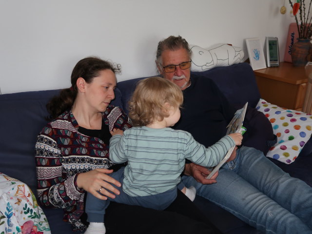 Sabine, Nils und Papa in unserer Wohnung