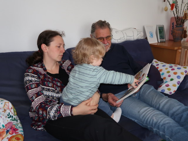 Sabine, Nils und Papa in unserer Wohnung