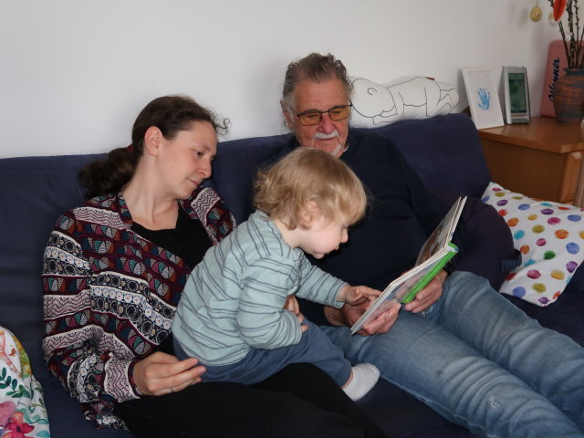 Sabine, Nils und Papa in unserer Wohnung
