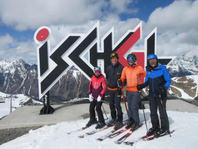 Melanie, Frank, ich und Stefan bei der Bergstation der Flimjochbahn, 2.752 m (23. Apr.)