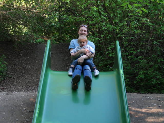 Sabine und Nils am Spielplatz Kellerwiese