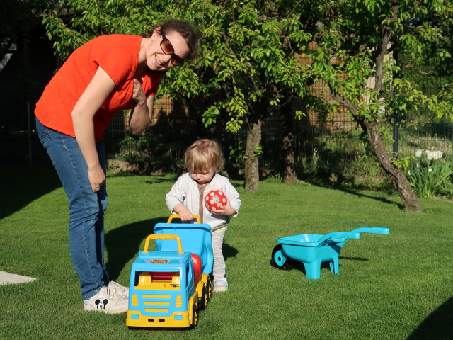 Sabine und Nils im Garten meiner Eltern