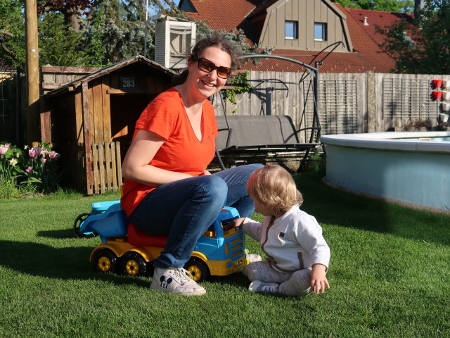 Sabine und Nils im Garten meiner Eltern
