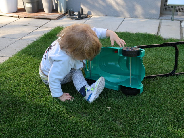 Nils im Garten meiner Eltern