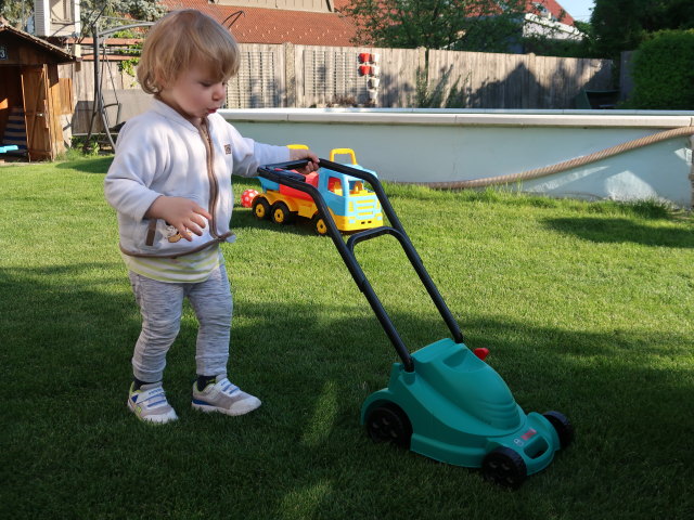 Nils im Garten meiner Eltern