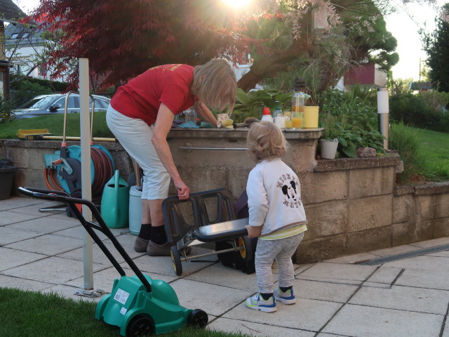 Mama und Nils im Garten meiner Eltern