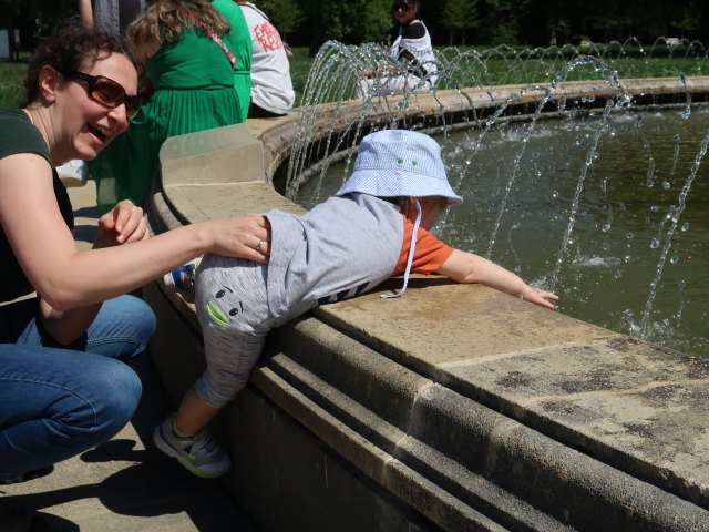 Schlosspark: Sabine und Nils beim Springbrunnen