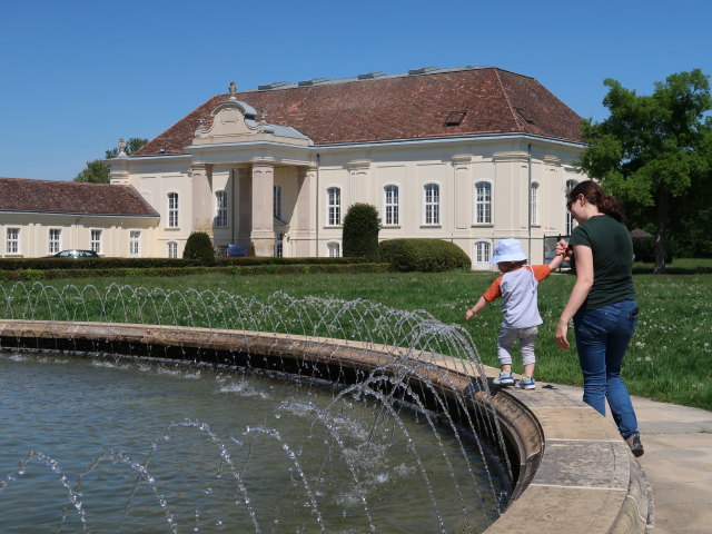 Schlosspark: Nils und Sabine beim Springbrunnen