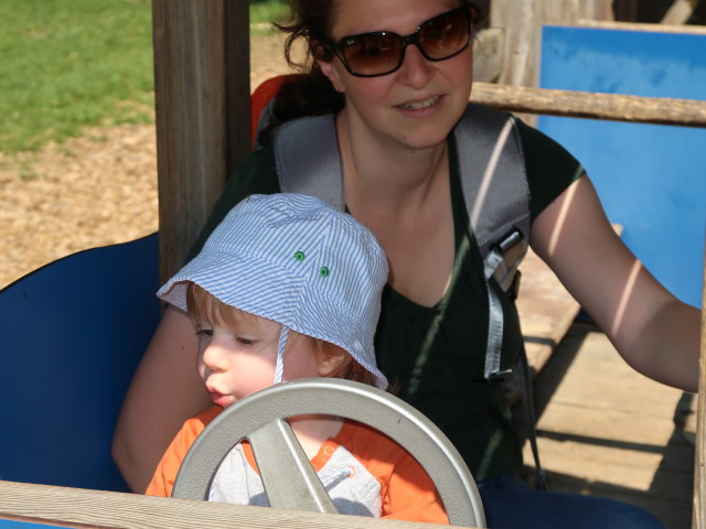 Schlosspark: Nils und Sabine am Spielplatz