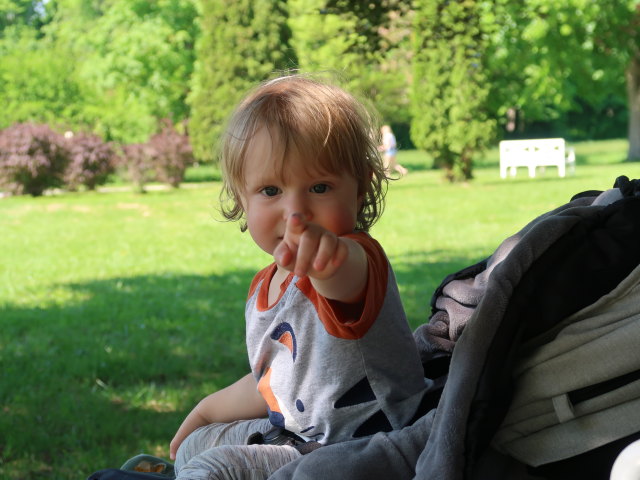 Schlosspark: Nils beim Goldfischteich