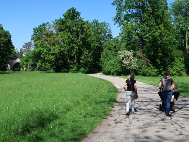 Schlosspark: Mama, Sabine und Nils zwischen Turnierplatz und Eiserner Brücke