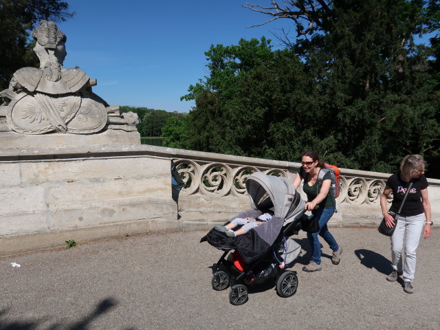 Schlosspark: Nils, Sabine und Mama auf der Gotischen Brücke