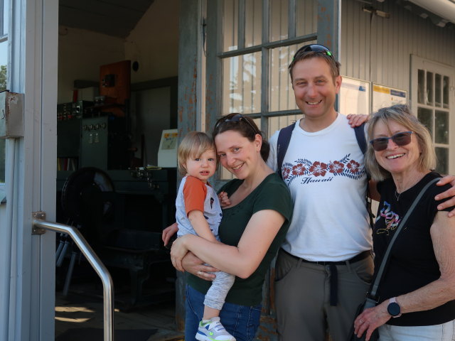 Nils, Sabine, ich und Mama im Bahnhof Laxenburg-Biedermannsdorf, 190 m