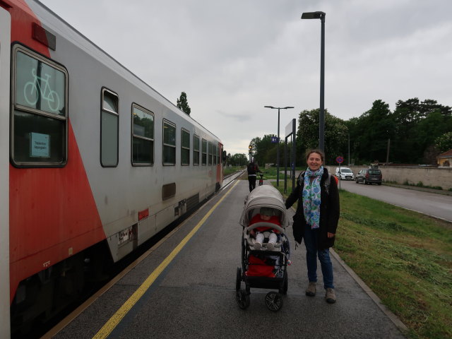 Nils und Sabine in der Haltestelle Möllersdorf Aspangbahn, 196 m