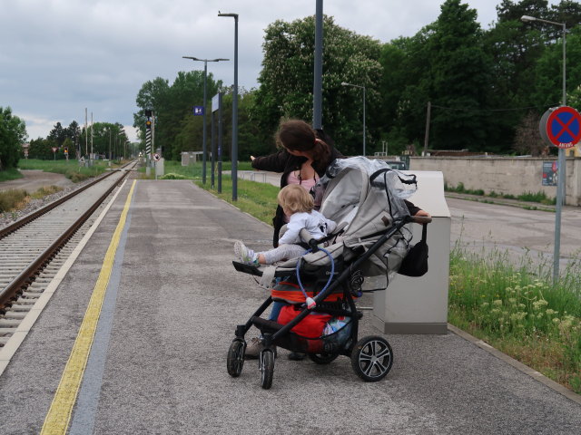 Nils und Sabine in der Haltestelle Möllersdorf Aspangbahn, 196 m