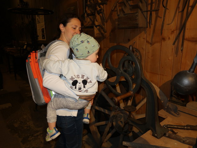 Sabine und Nils in der Sammlung Technik im Wandel