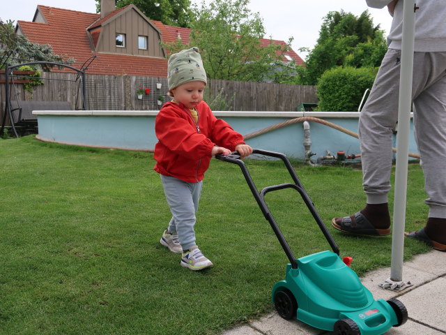 Nils und Papa im Garten meiner Eltern