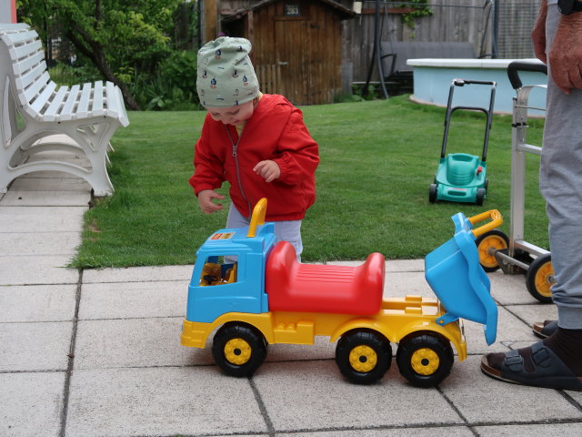 Nils und Papa im Garten meiner Eltern