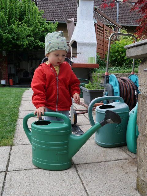 Nils im Garten meiner Eltern