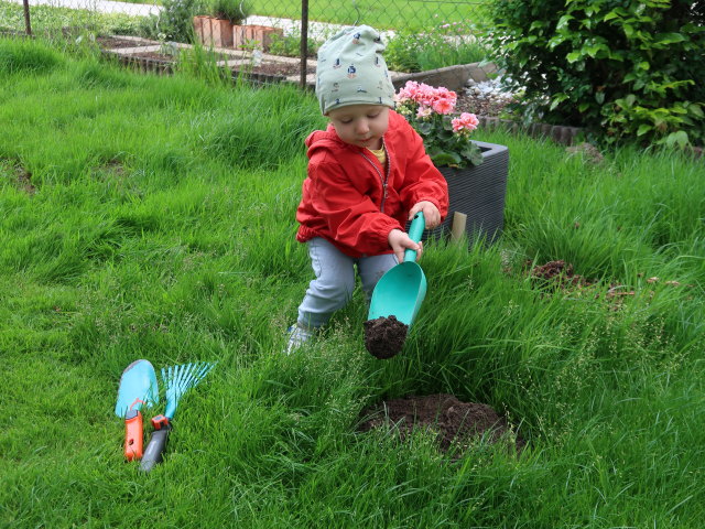 Nils im Garten meiner Eltern