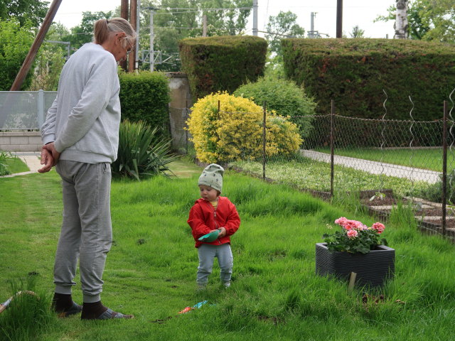 Papa und Nils im Garten meiner Eltern