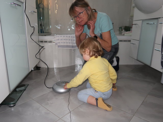 Mama und Nils im Haus meiner Eltern