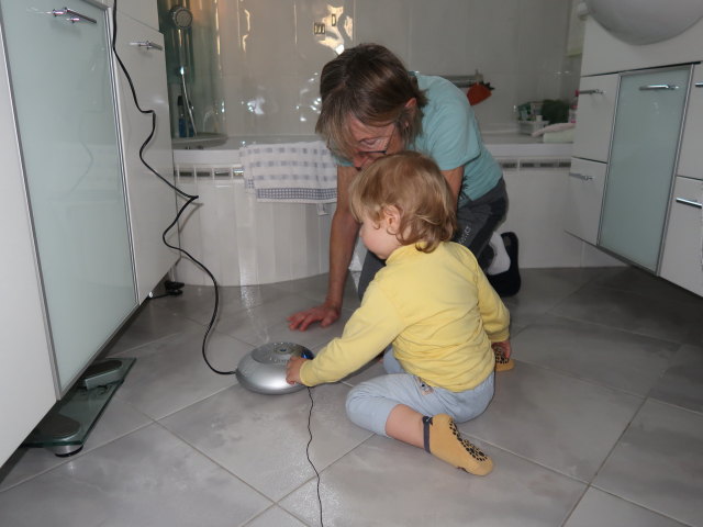 Mama und Nils im Haus meiner Eltern