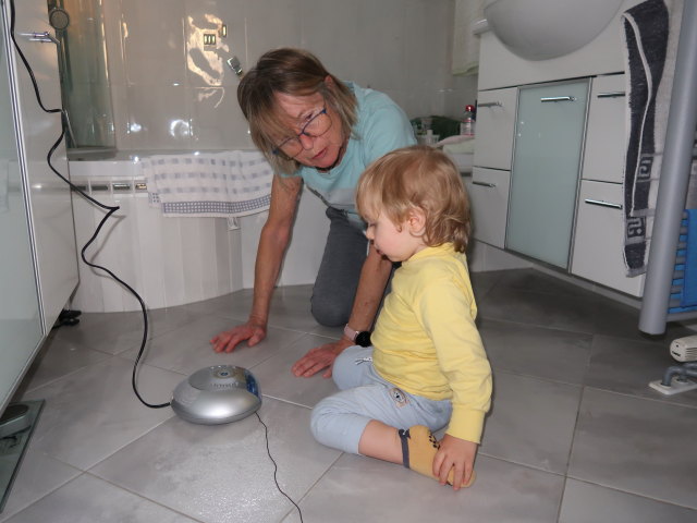 Mama und Nils im Haus meiner Eltern