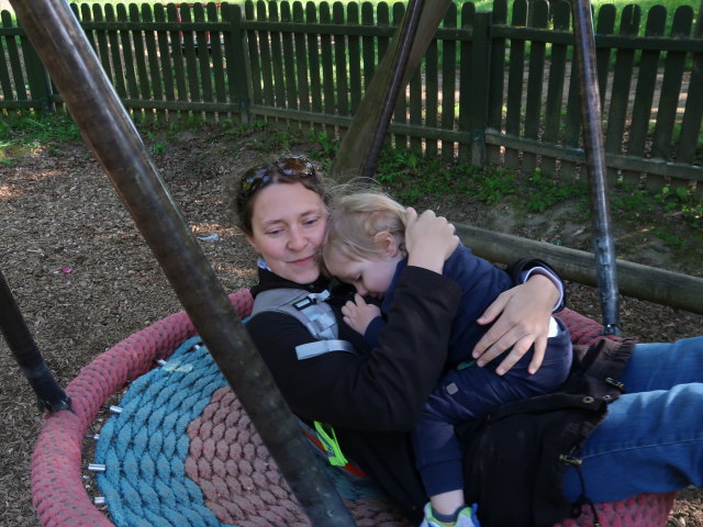 Sabine und Nils am Erlebnisspielplatz Schlosspark Wolkersdorf