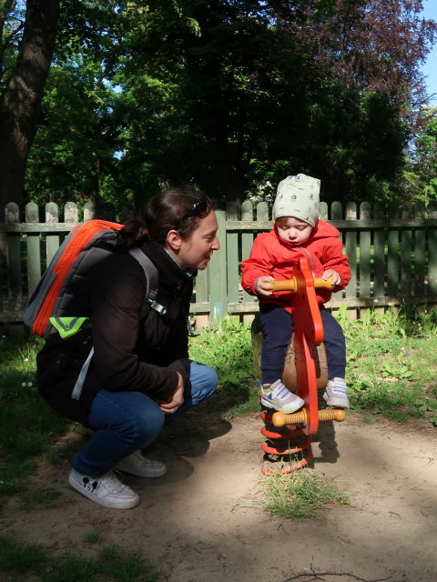 Sabine und Nils am Erlebnisspielplatz Schlosspark Wolkersdorf