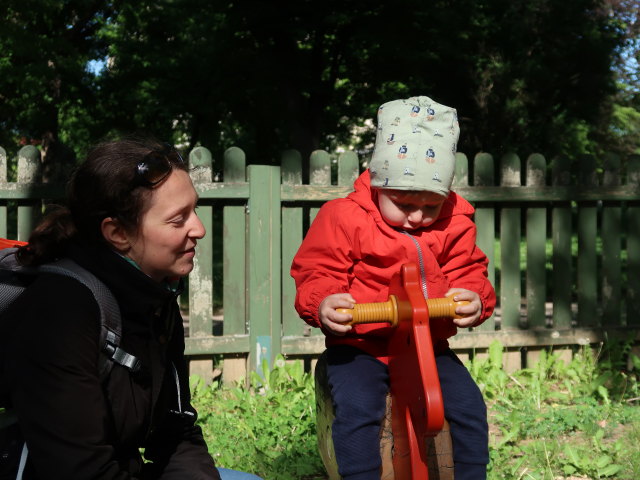 Sabine und Nils am Erlebnisspielplatz Schlosspark Wolkersdorf