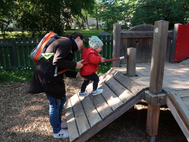 Sabine und Nils am Erlebnisspielplatz Schlosspark Wolkersdorf