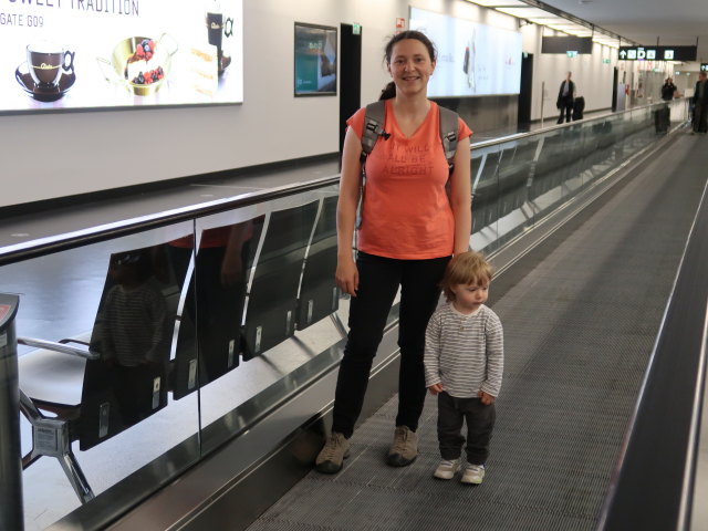 Sabine und Nils am Flughafen Wien-Schwechat, 179 m (17. Mai)