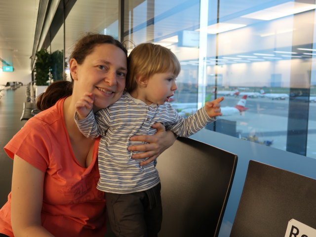 Sabine und Nils am Flughafen Wien-Schwechat, 179 m (17. Mai)