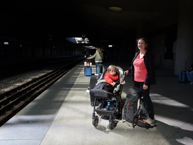 Nils und Sabine in Københavns Lufthavn Station, 5 m (17. Mai)