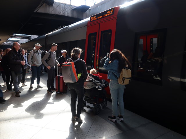 Sabine und Nils in Københavns Lufthavn Station, 5 m (17. Mai)