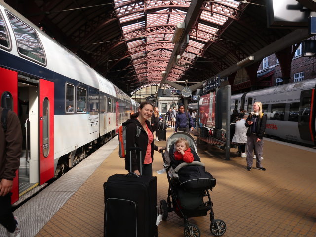 Sabine und Nils in Københavns Hovedbanegård, 3 m (17. Mai)