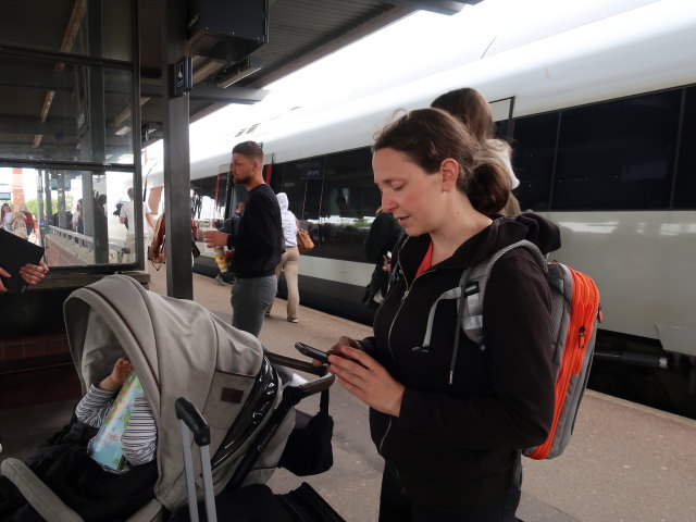 Nils und Sabine in der Holbæk Station (17. Mai)