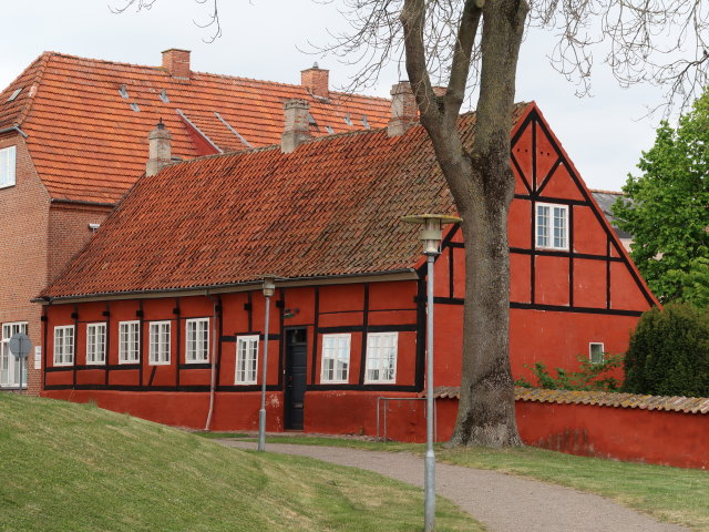 neben der Sankt Nikolai Kirke in Holbæk (17. Mai)