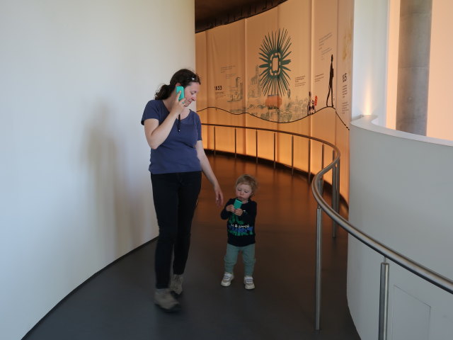 Sabine und Nils im H. C. Andersens Hus in Odense (19. Mai)