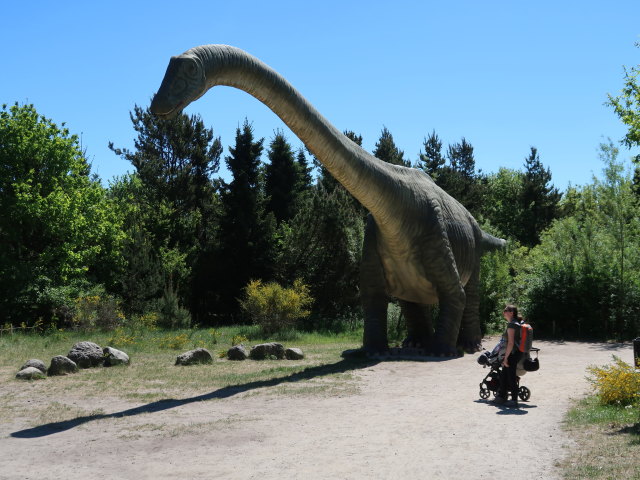 Sabine im Dinosaurierpark im Givskud Zoo in Give (20. Mai)