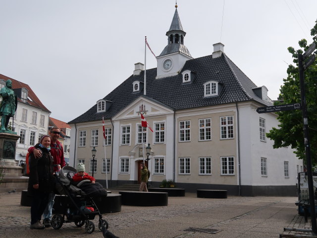Sabine, ich und Nils beim Randers Gamle Rådhus (23. Mai)