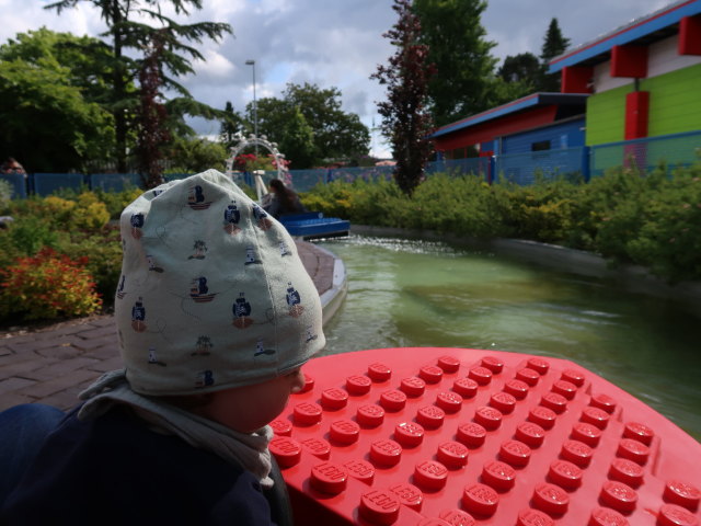 Nils in Minibåde im Legoland Billund Resort (26. Mai)