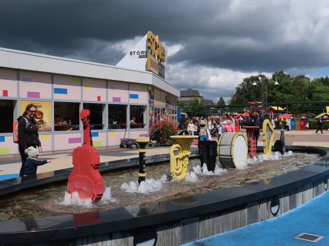 Sabine und Nils bei der Musikfontæne im Legoland Billund Resort (26. Mai)