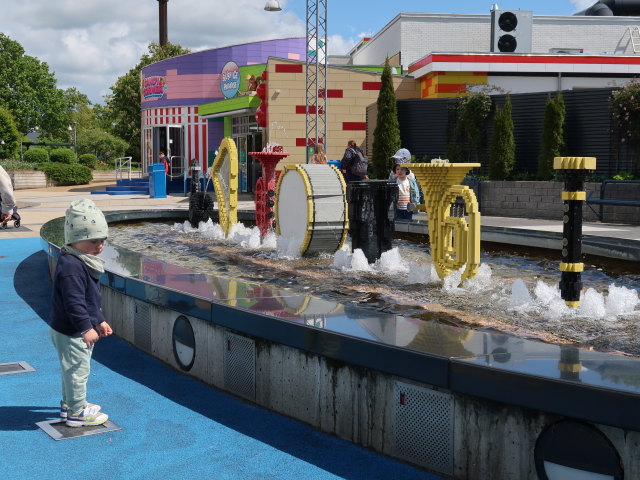 Nils bei der Musikfontæne im Legoland Billund Resort (26. Mai)