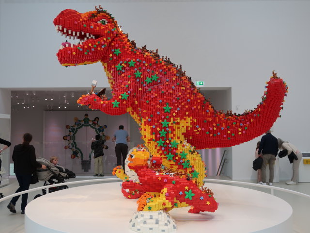 Sabine und Nils in der Masterpiece Gallery im LEGO House in Billund (27. Mai)