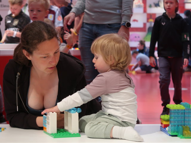 Sabine und Nils in der Rød Zone im LEGO House in Billund (27. Mai)