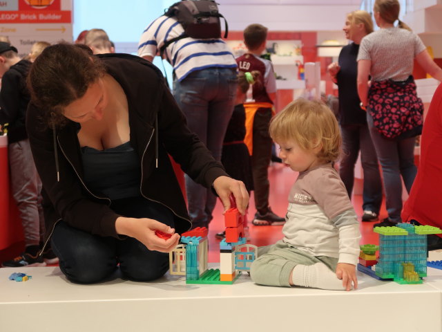 Sabine und Nils in der Rød Zone im LEGO House in Billund (27. Mai)