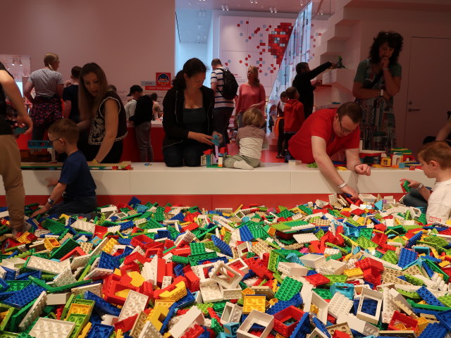 Sabine und Nils in der Rød Zone im LEGO House in Billund (27. Mai)