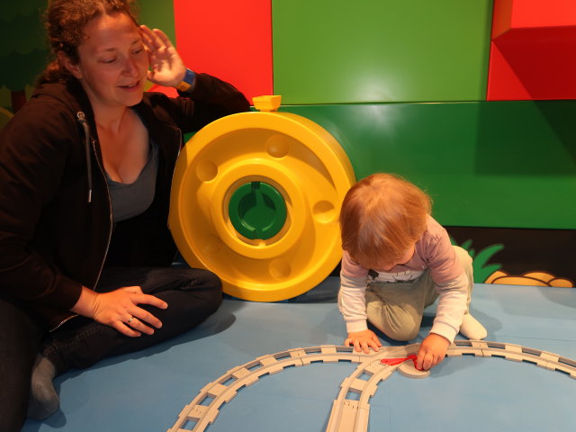 Sabine und Nils in der Blå Zone im LEGO House in Billund (27. Mai)